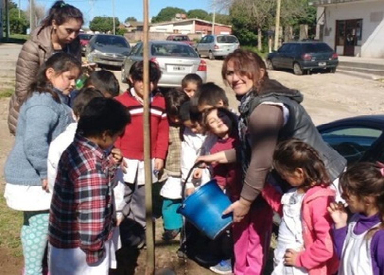 Alumnos plantaron especies arbóreas para generar conciencia