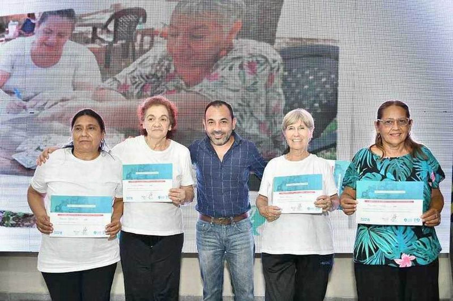 Entregaron certificados a los participantes de 
talleres de la Dirección de Adultos Mayores