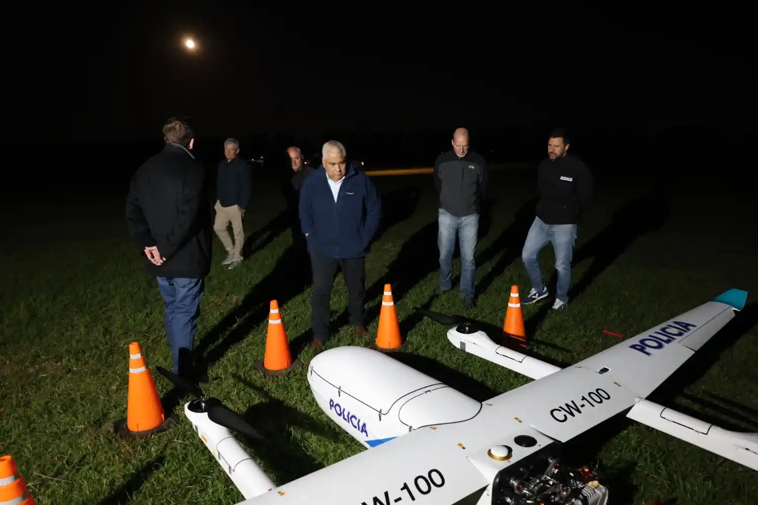 Salazar y otros funcionarios frente a uno de los drones, en el Aeroclub.