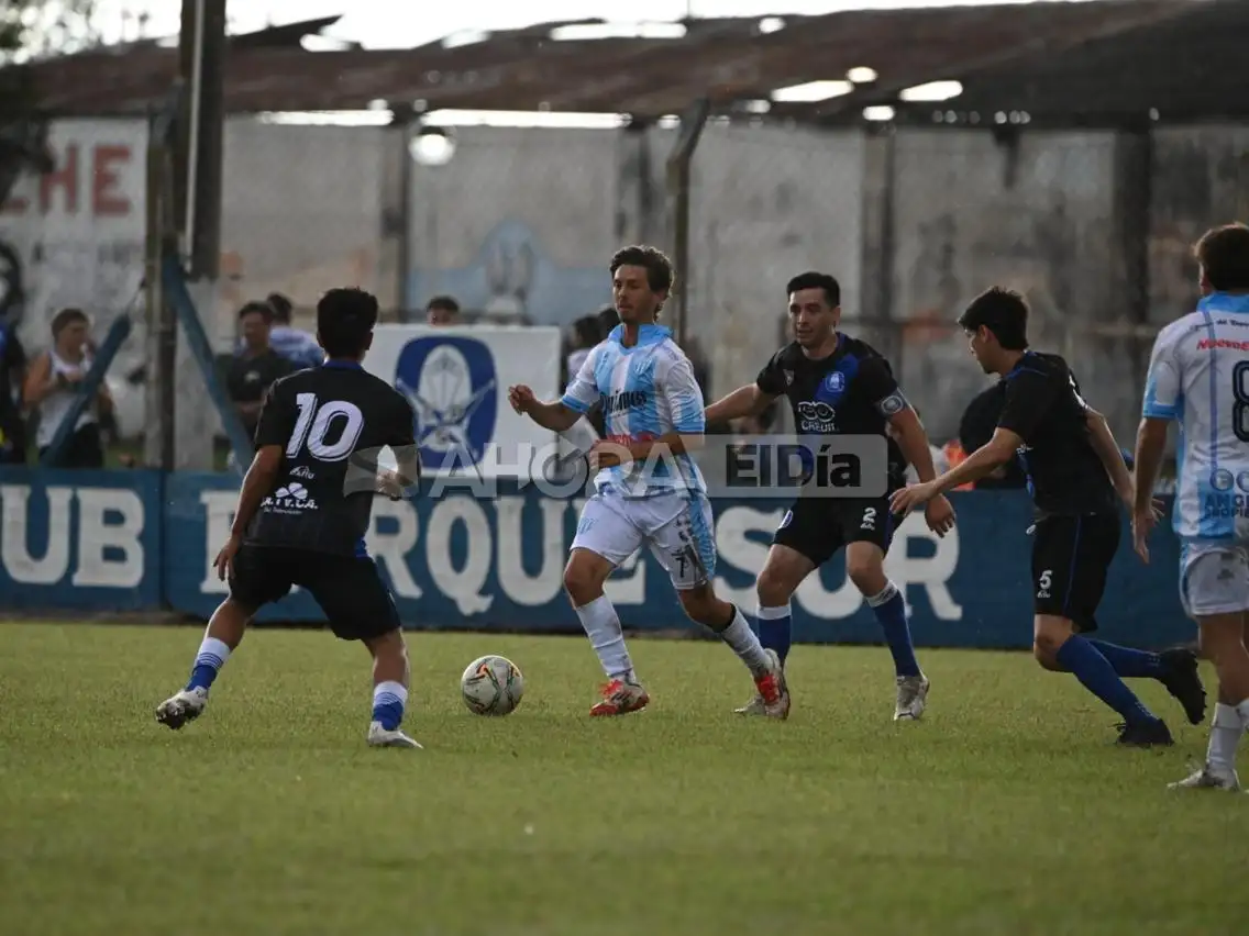 Santiago Benítez rodeado por tres hombres de Parque Sur (crédito: MR Fotografía).