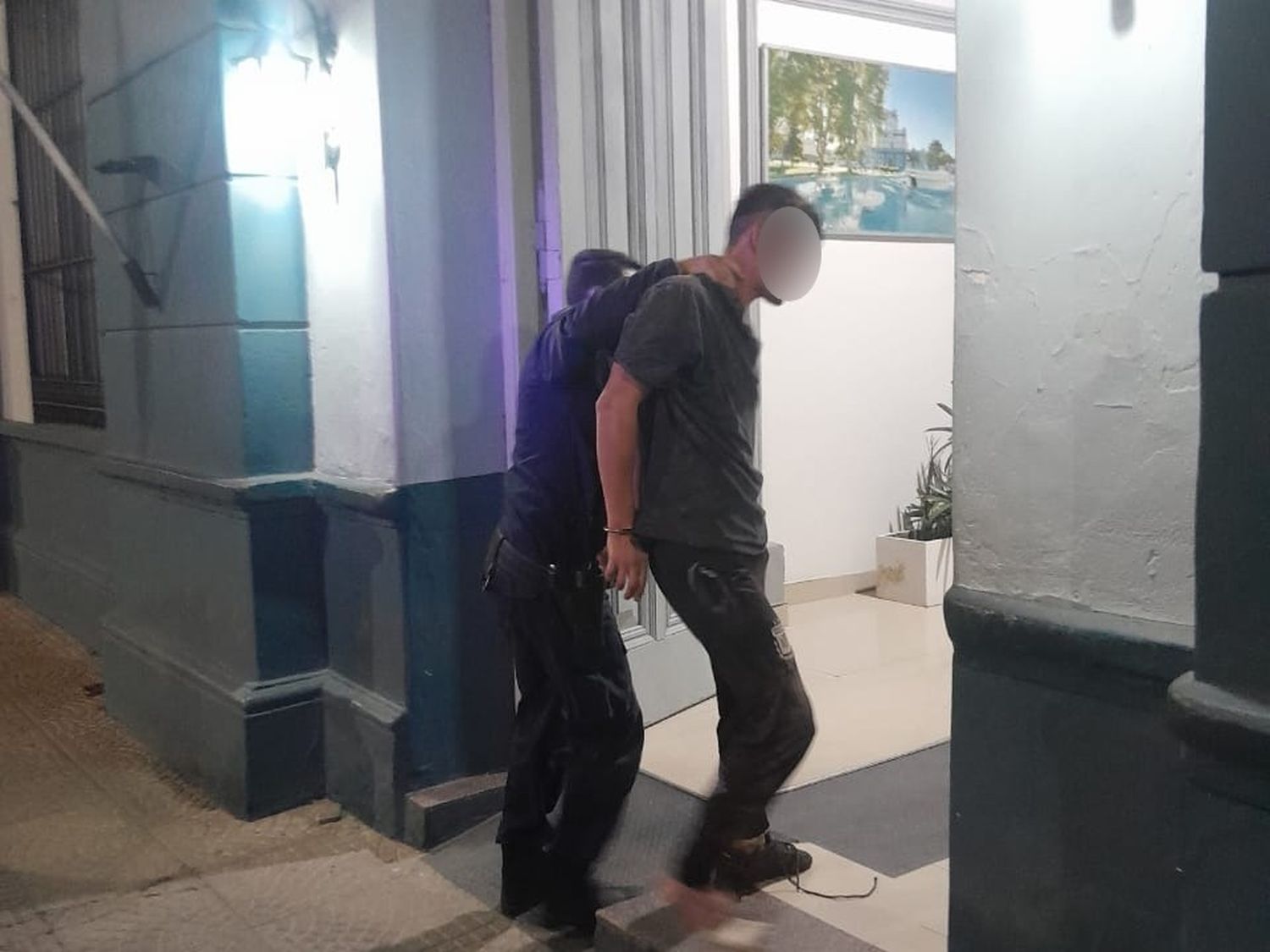 Tras una persecución y con ayuda de los vecinos, la policía detuvo a un hombre por violación de domicilio