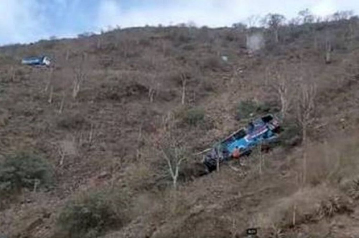 Mueren 17 personas en Perú tras la caída de un autobús a un abismo