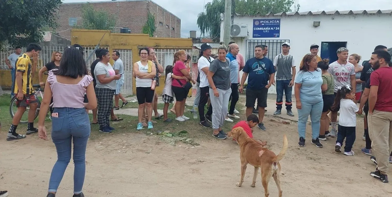 El episodio causó conmoción en Alto Verde y muchos vecinos manifestaron frente a la Comisaría del barrio.