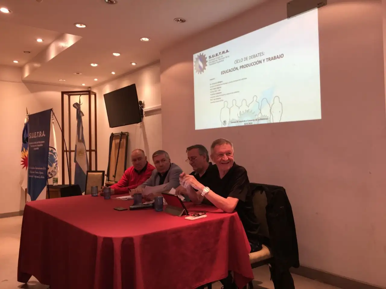 Juan Esteves, Secretario General, Antonio Colicigno, Secretario de Planificación Estratégica y Acción Territorial de La Matanza, Prof. Mario Oporto, Docente UNLP-UNLa, y Francisco Lamanna, Presidente Cámara de Industria y Comercio Local.