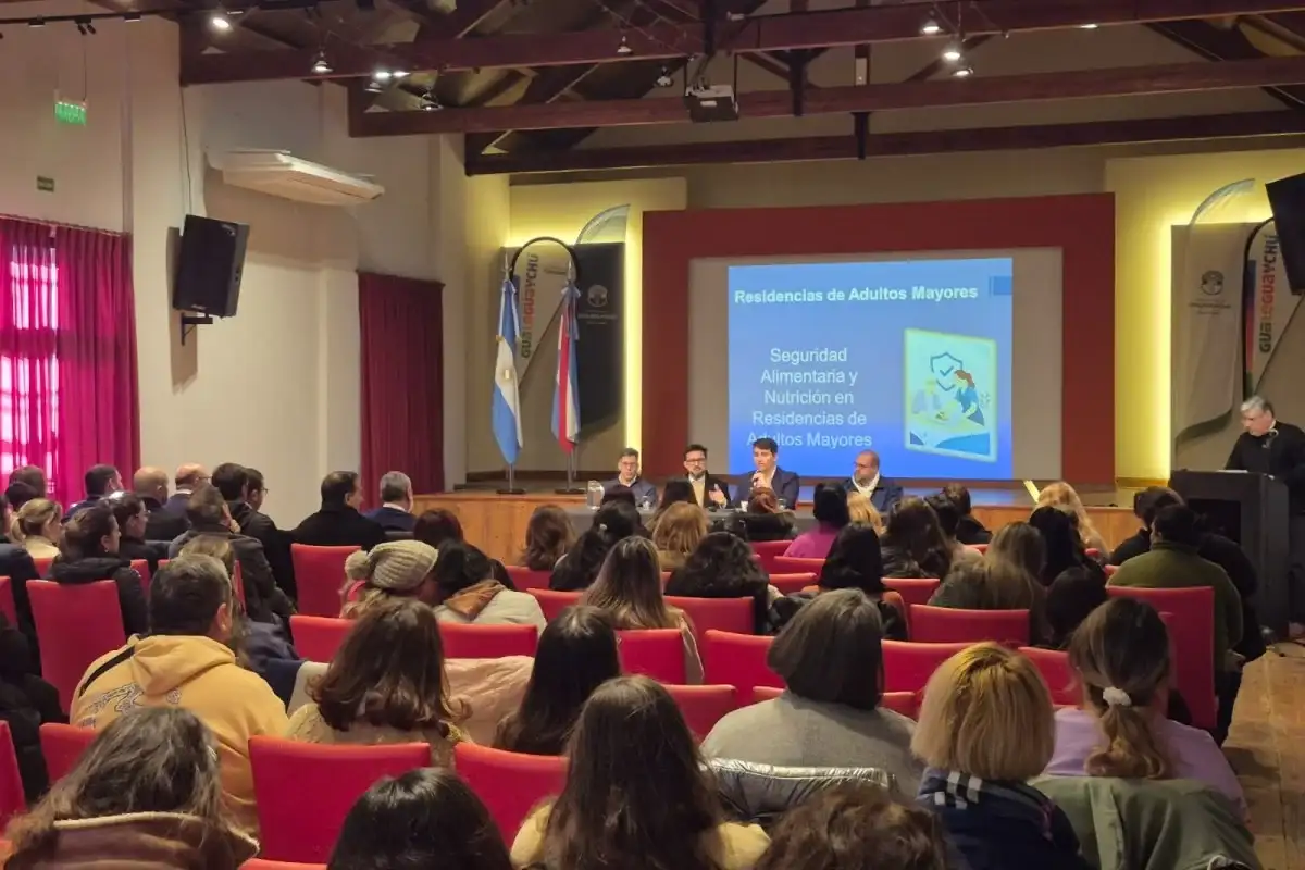Capacitaron en alimentación saludable a 100 personas que trabajan en el cuidado de adultos mayores