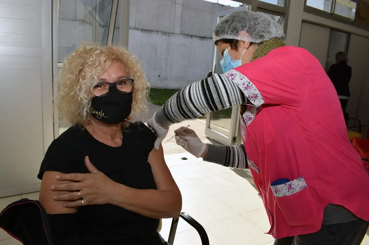 Piden que las personas de riesgo de entre 18 y 59 años se anoten para recibir la vacuna