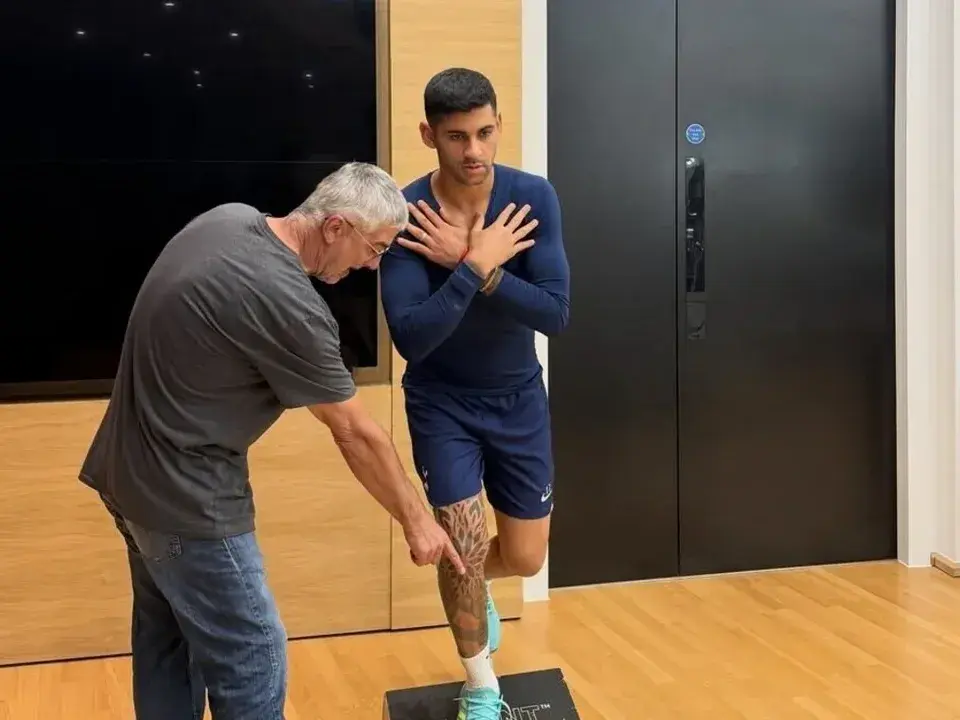 El "Cuti" Romero haciendo su recuperación en Londres con al presencia del kinesiólogo de la Selección, Luis García,. Foto: IG  C.Romero