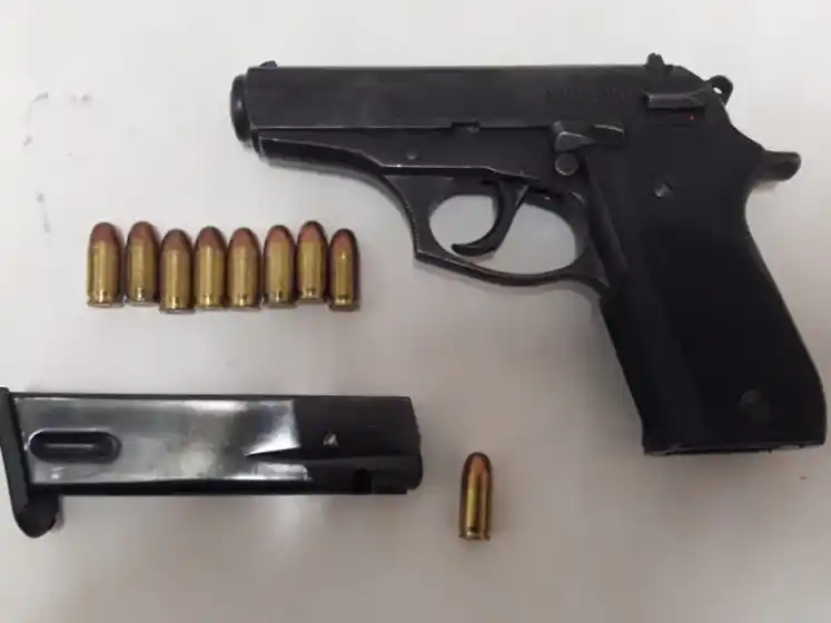 Violencia de género: encerró a su pareja desnuda en el patio y la amenazó con dispararle