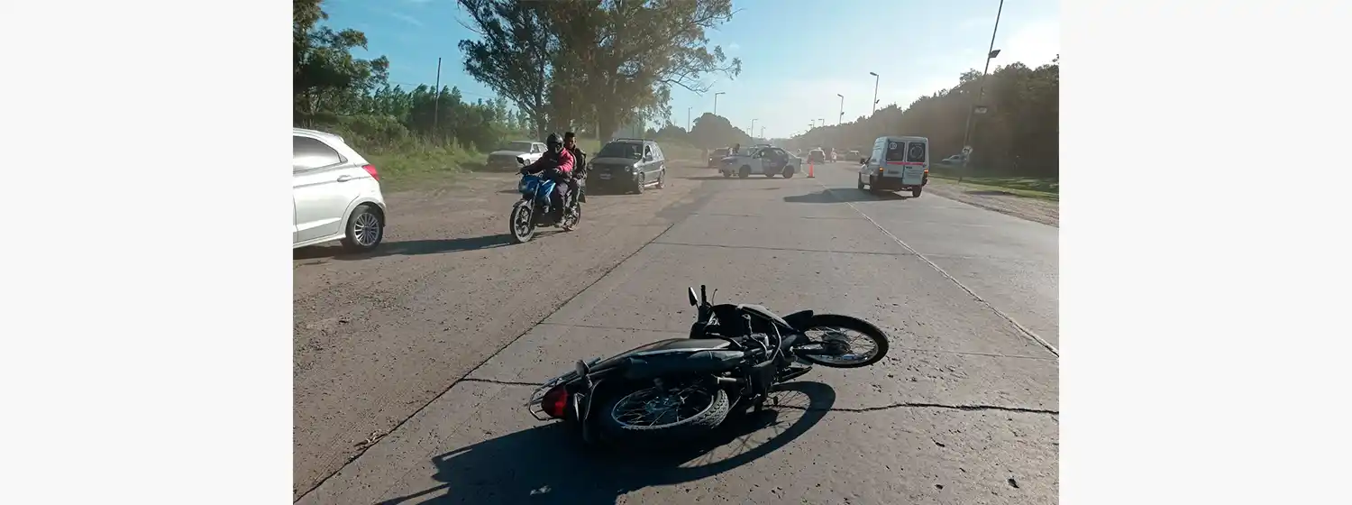 Auto chocó a una moto: la conductora está en terapia con aplastamiento de tórax