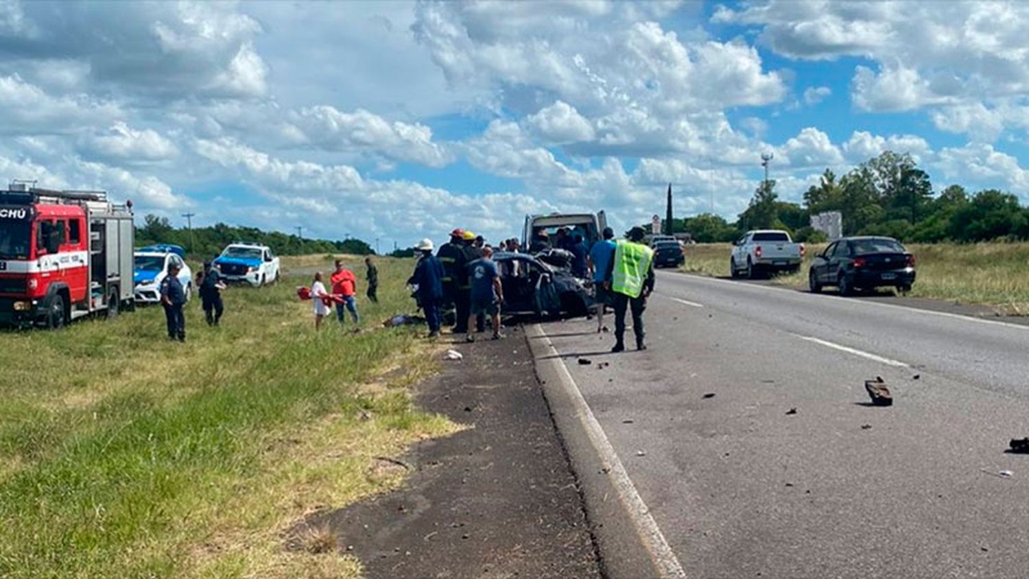 Bomberos de Gualeguaychú rescatan a tres menores en un accidente en Ruta 14: una mujer murió