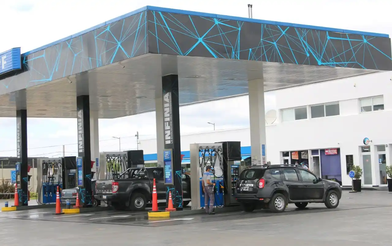 No hubo aumento en las naftas a pesar del incremento en los impuestos a las petroleras: explican el motivo