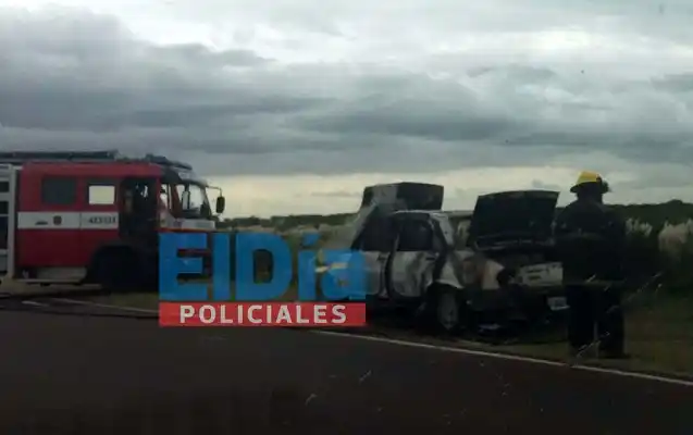 Investigan las causas del incendio de un auto en plena ruta 136