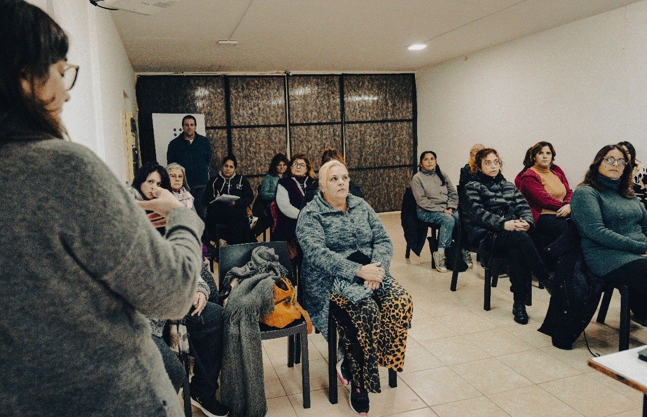 El curso se llevará a cabo los lunes de 14:00 a 16:00.