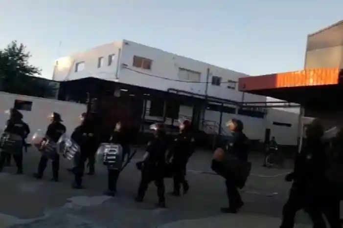 Kicillof la presentó como una "fábrica modelo" y 2 meses después la Policía Bonaerense desalojó a sus 200 trabajadores