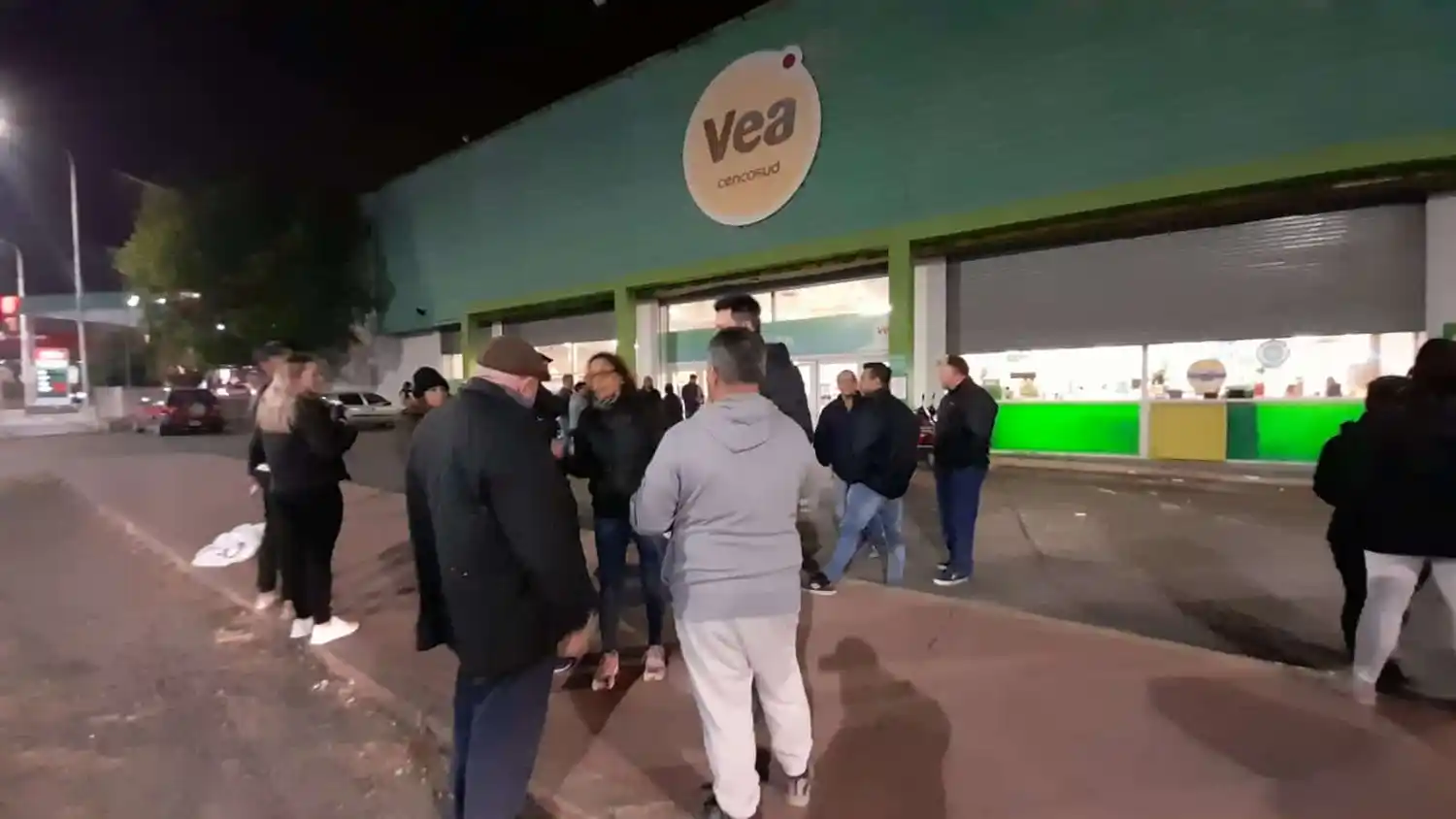 Ante los despidos en Vea los trabajadores se encadenaron en la puerta