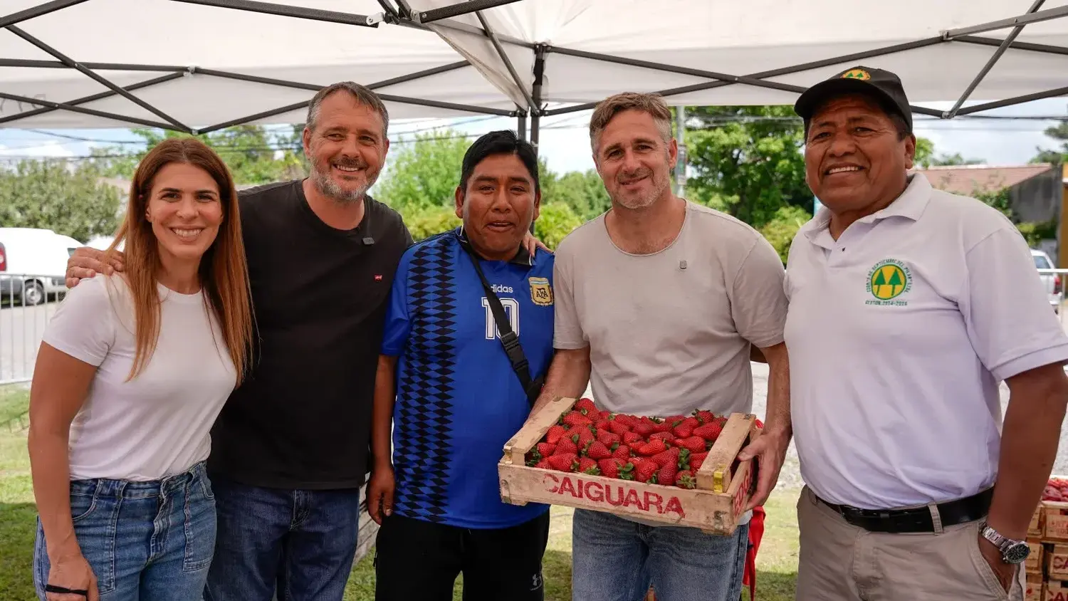 Federico Achával con productores locales de frutilla