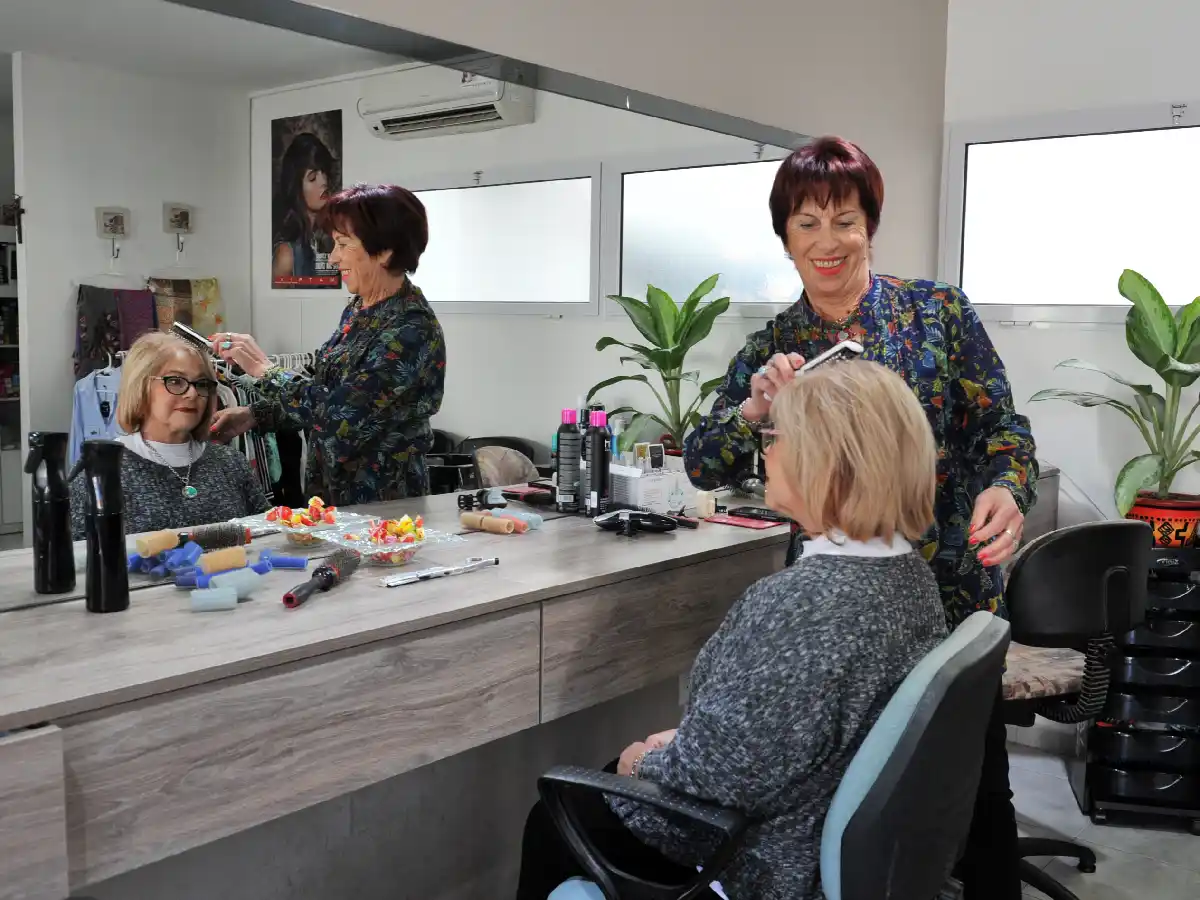 “Si volviera a nacer, volvería a ser peluquera”, afirma Elba 