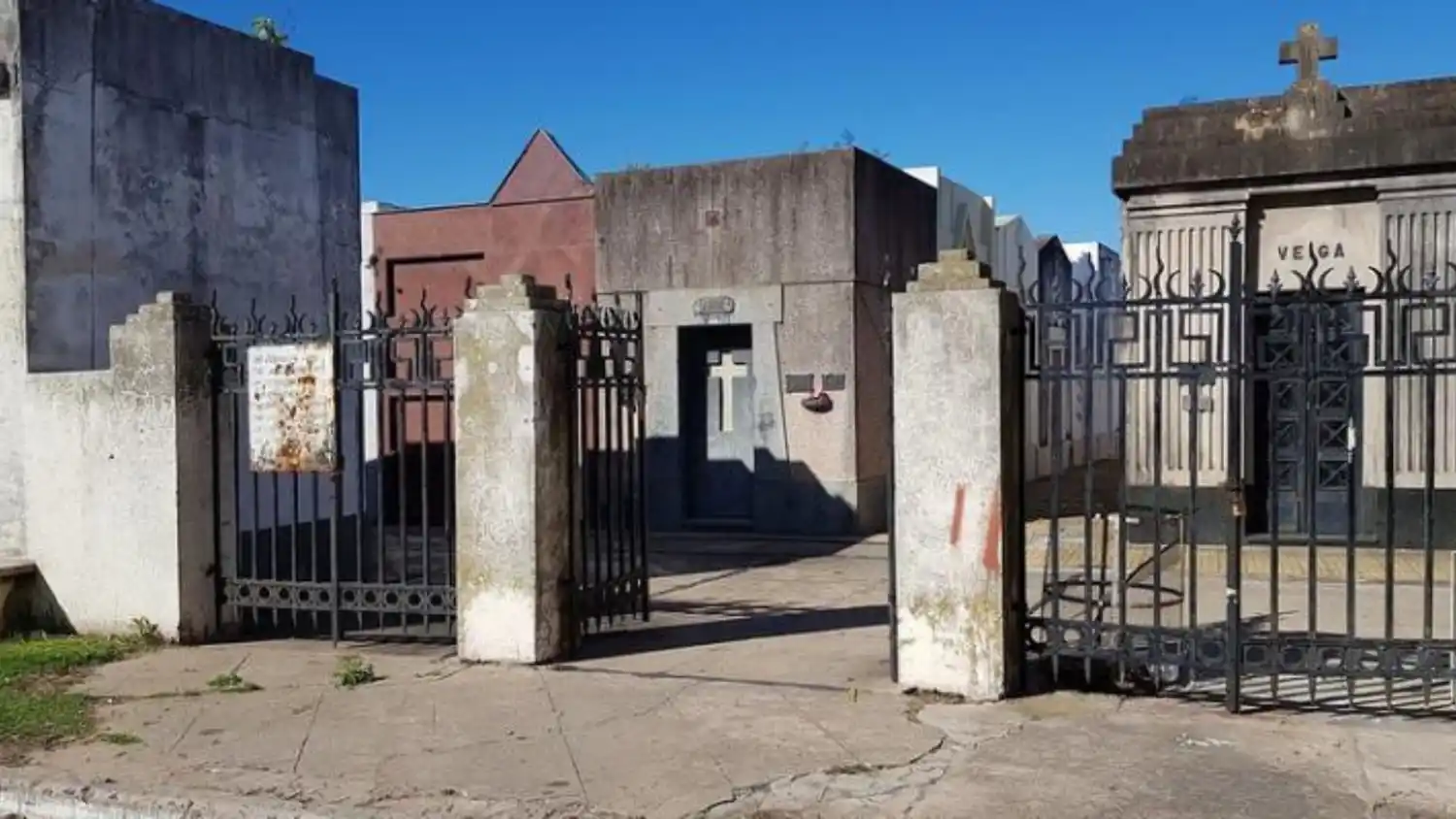 Una pareja quedó atrapada en el cementerio municipal. Para salir debieron saltar las rejas.