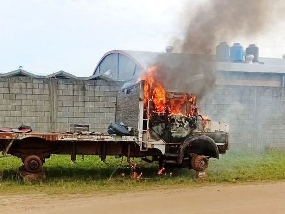 Incendio de un camión abandonado en la zona de la extabacalera