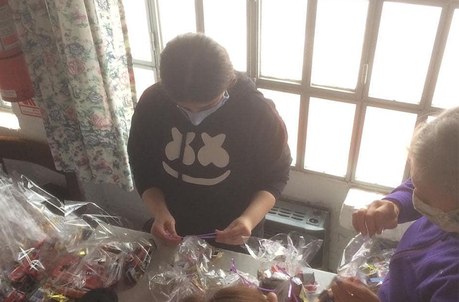 Juntan juguetes y alimentos para un comedor por el día del niño