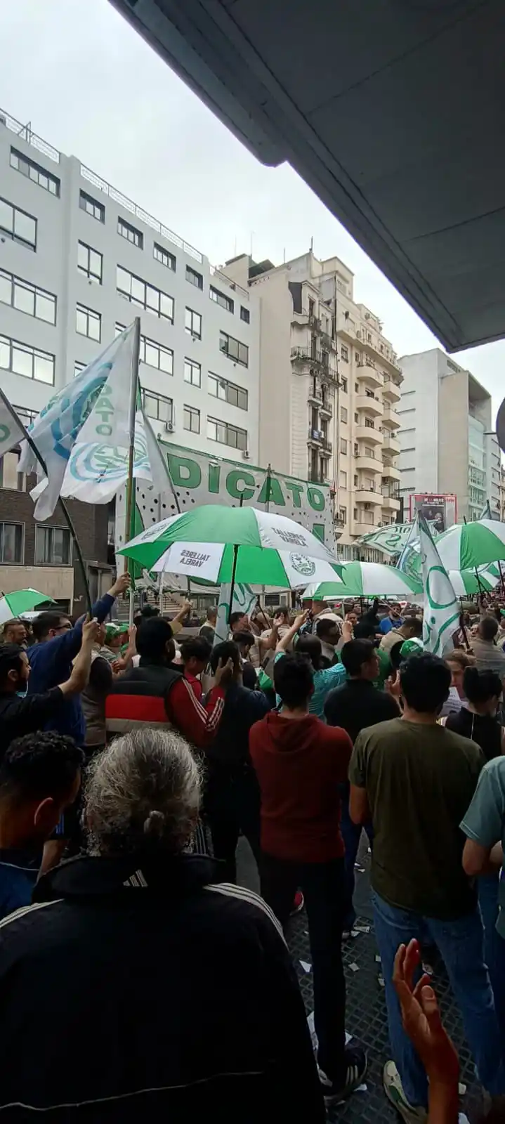 Protesta de trabajadores tras el anuncio de Caputo.