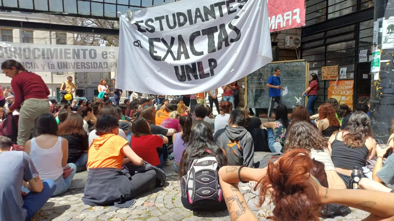 Martina Tibault, estudiante de Exactas de la UNLP, contó cómo es la toma universitaria desde adentro