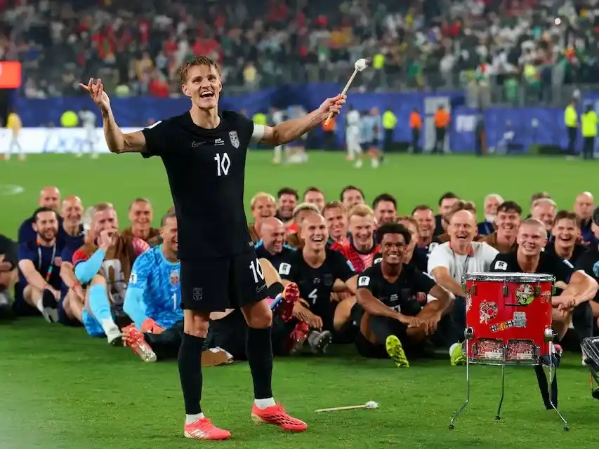 Martin Odegaard, el capitán noruego al mando del bombo en el " “Viking Row”. Foto: Reuters