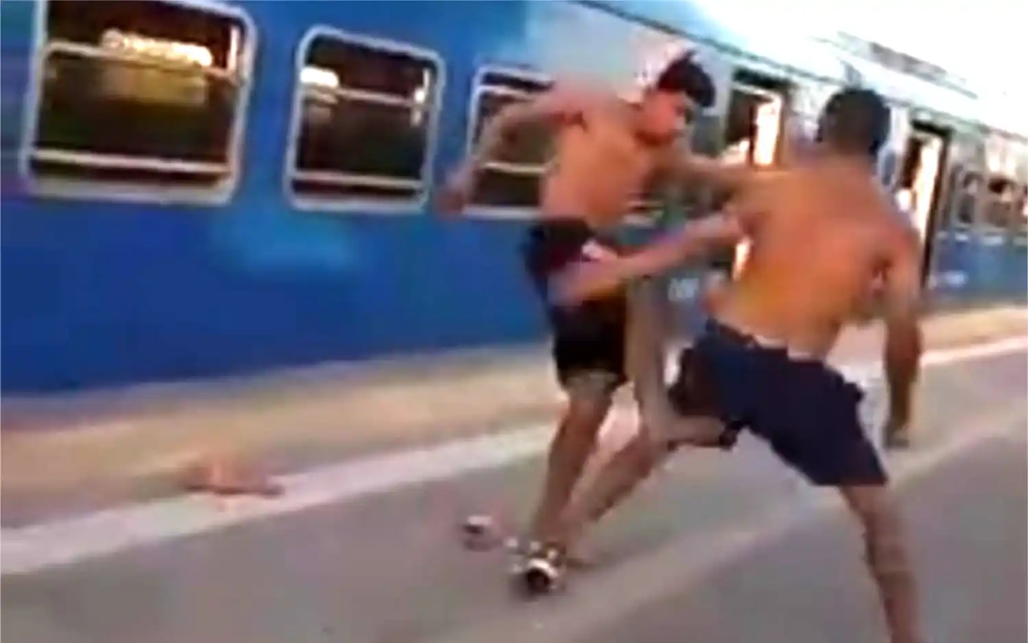 Conurbano surrealista: El insólito video de una pelea en la estación José C. Paz con música country sonando de fondo