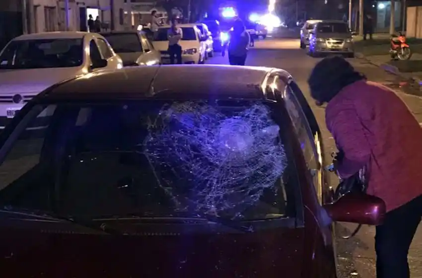 Un joven chocó y arrastró a su ex pareja