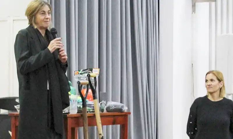 El CGE entregó material a las escuelas y centros de educación integral