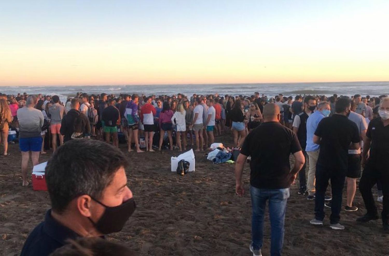 Cierran el ingreso a una playa para impedir encuentros que incentiven a la clandestinidad