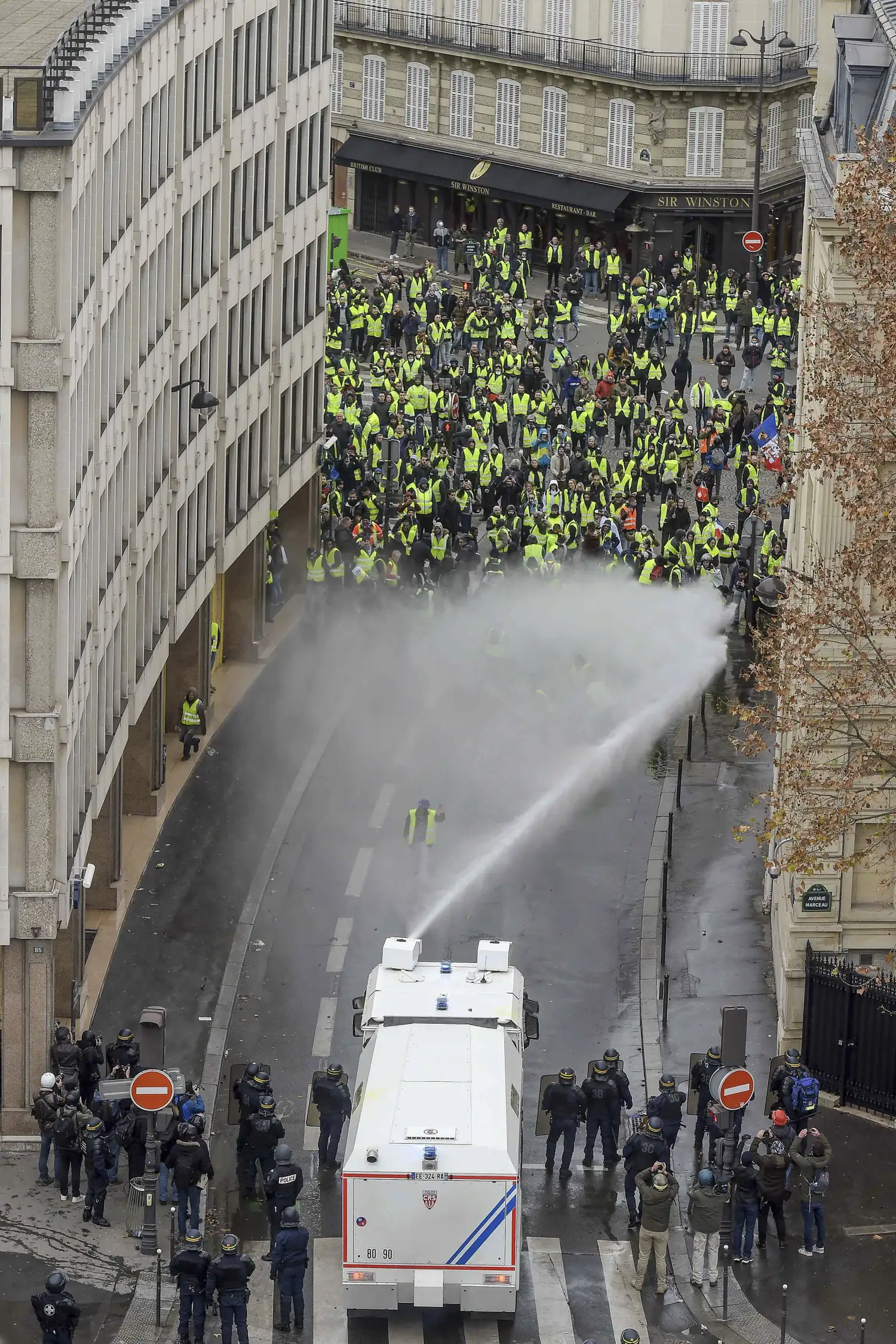La protesta de los chalecos amarillos avanza en Francia y se expande a Bélgica y Holanda