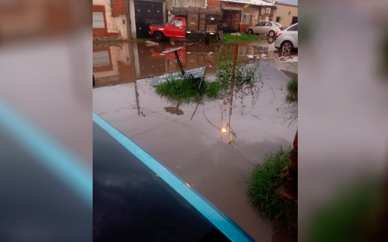 Los Aromos inundado: “No pasen los autos, por favor”