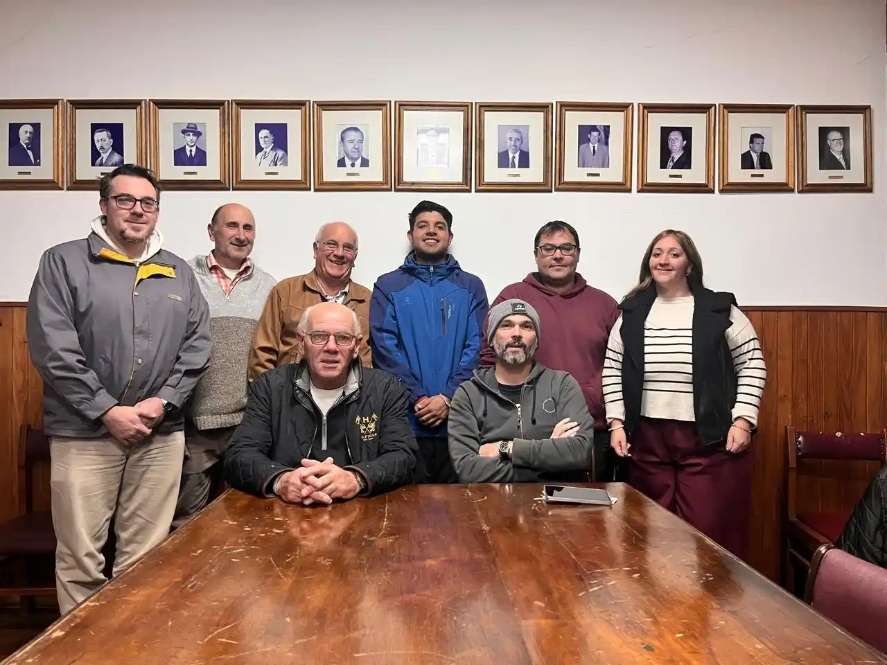 Parte de la nueva comisión directiva encabezada por Luis Antonelli como presidente