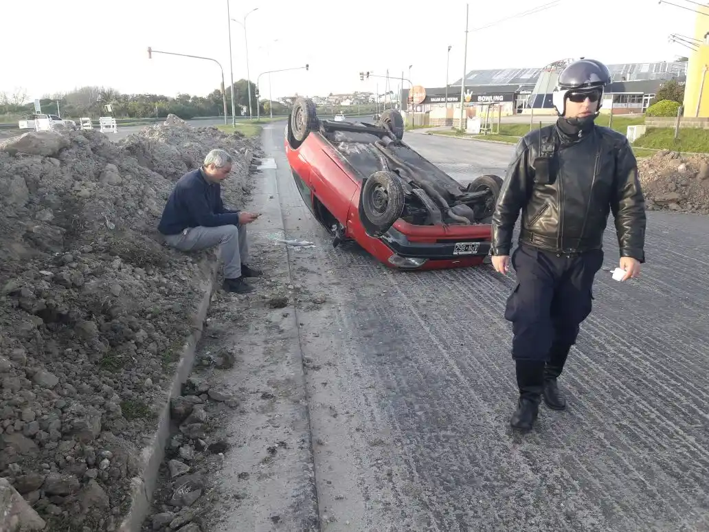 Un hombre alcoholizado protagonizó un fuerte vuelco en zona sur