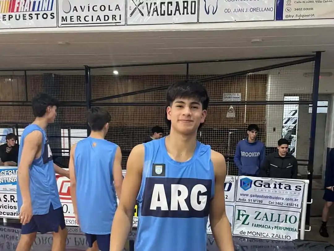 El jugador de San Isidro, Maximiliano Lizarraga, ya viste la camiseta celeste y blanca.