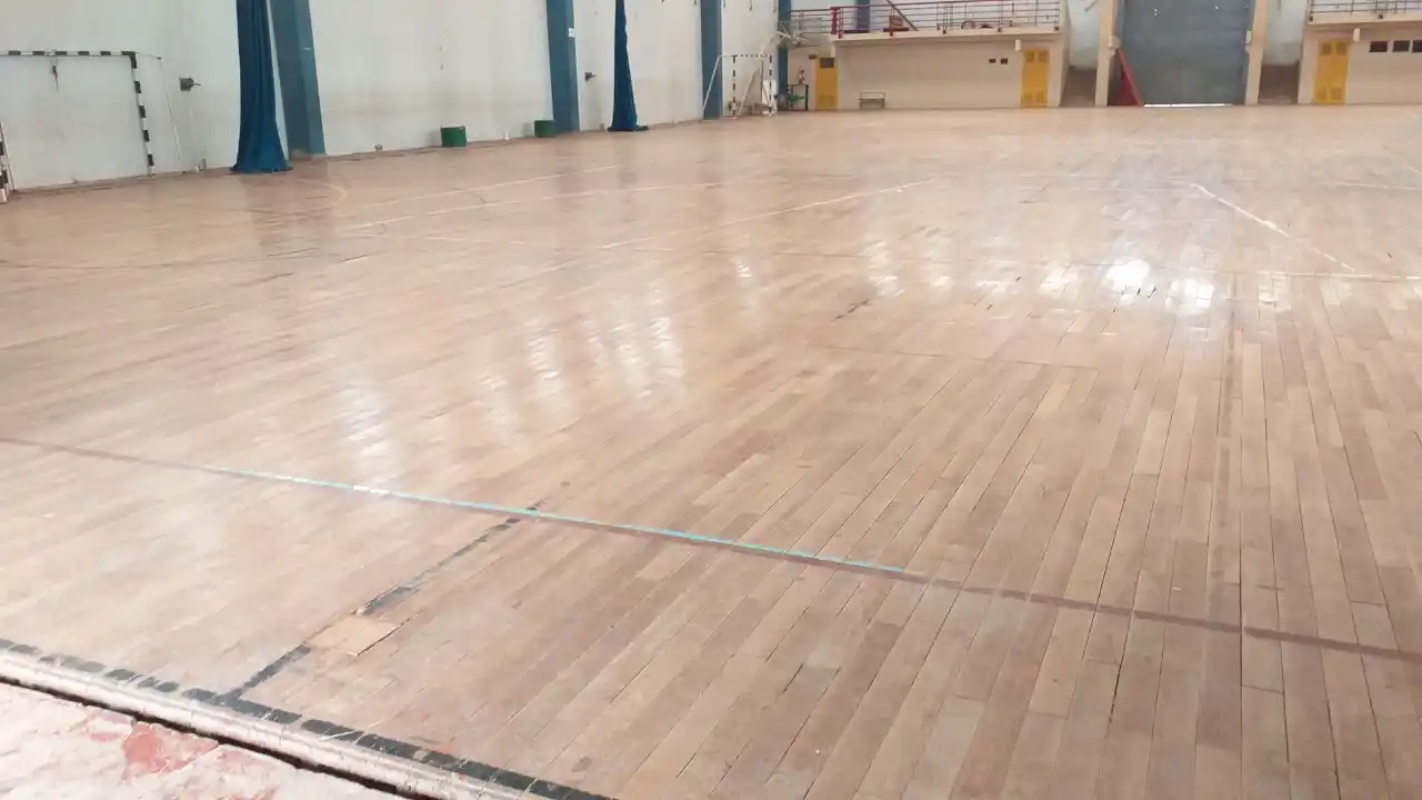 Más de 3 mil alumnos usan el gimnasio municipal, cuyo piso flotante está en pésimo estado y será reemplazado