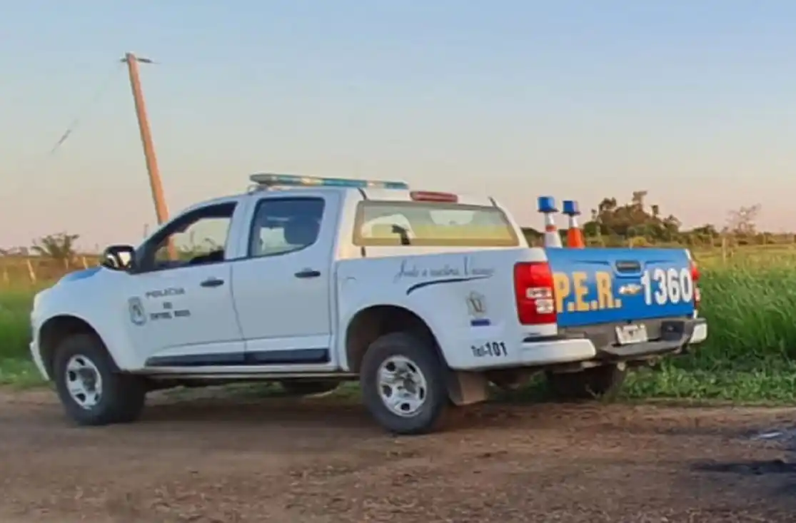 Un joven motociclista resultó con lesiones graves tras impactar contra un camión que transportaba jaulas de pollos