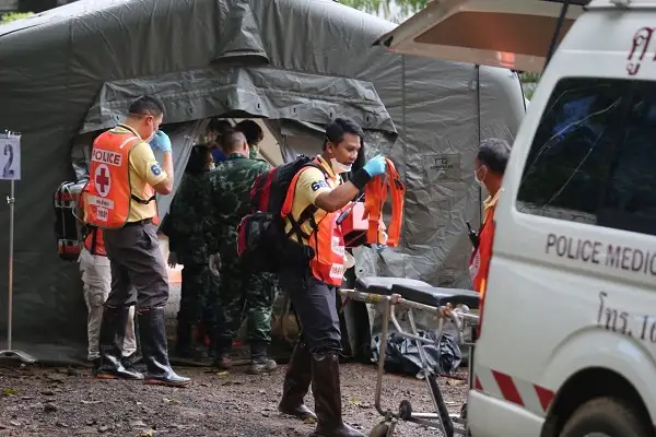 Rescataron a 4 de los 12 chicos en Tailandia y trabajan a contra reloj