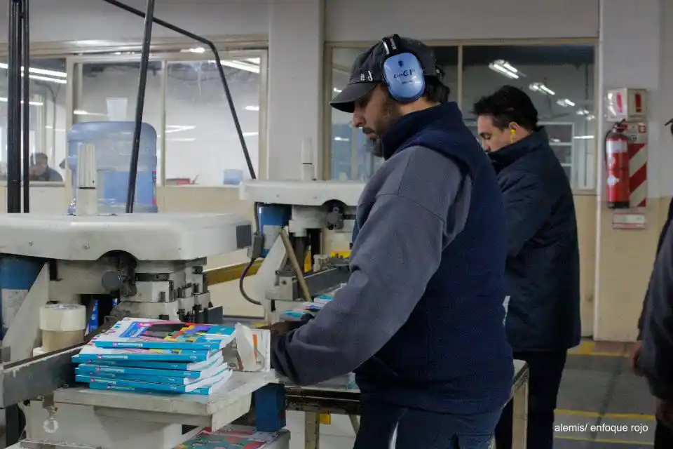 Trabajadores de la ex Donnelley donan cuadernos a escuelas públicas