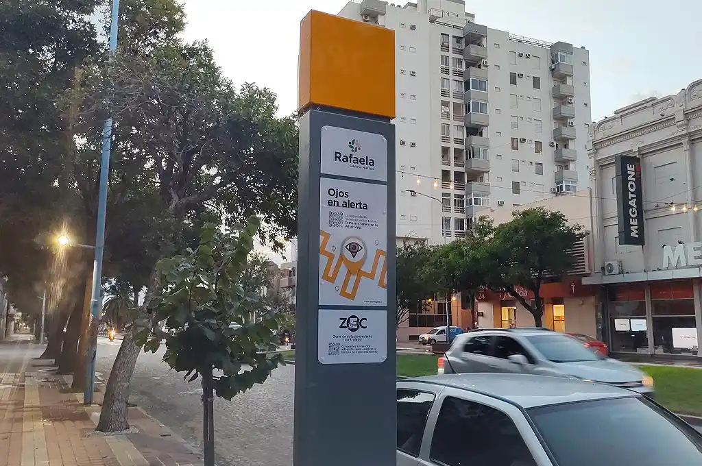 Los tótems informativos que instaló la Muni ya lucen su nueva imagen