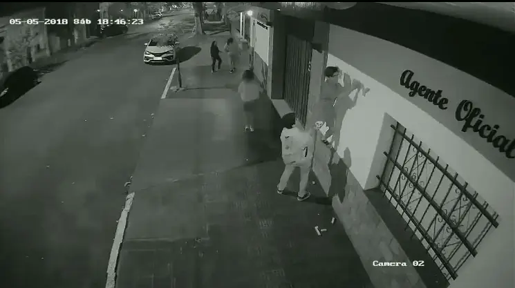 Sólo por maldad, jóvenes rompieron cartel de un local -VIDEO-