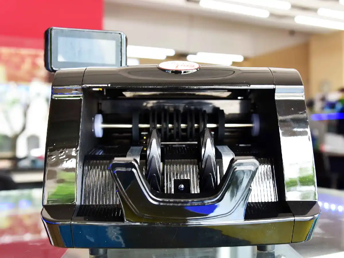 Por la inflación, pequeños  comercios  buscan máquinas  para contar billetes  