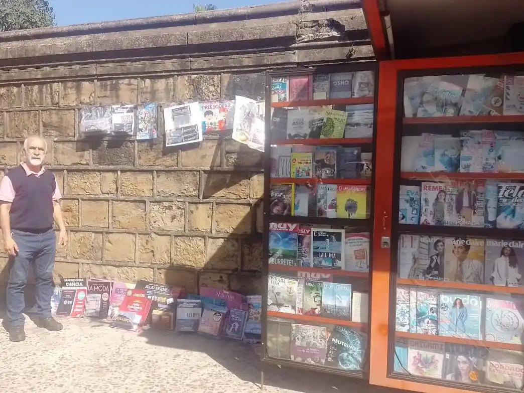 Un kiosquero cuenta cómo sobrevive en la era digital: “El papel resiste, pero cada vez menos”
