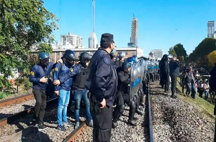 Tensión en Palermo: la Policía intenta desalojar una protesta que corta las vías del San Martín