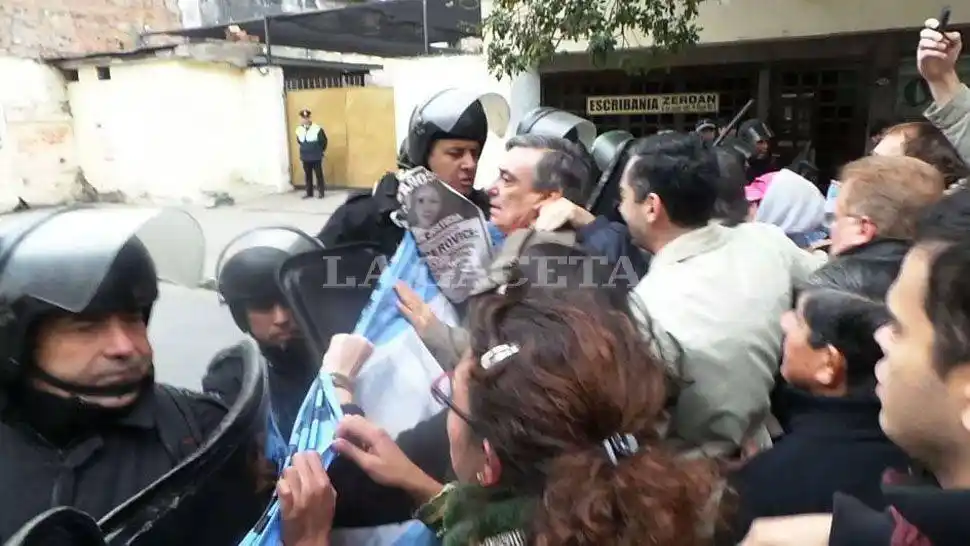 Tucumán: Denuncian represión policial al querer ingresar a la Plaza donde estaba Cristina