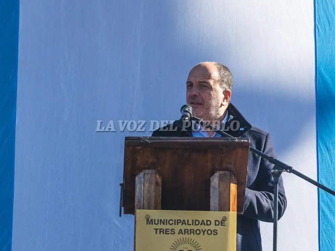 Durante su discurso, Pablo Garate señaló que “todos somos necesarios para hacer realidad los ideales del 25 de Mayo, los ideales de la Argentina que nos merecemos y del Tres Arroyos que todavía falta construir” (Fotos: NAHUEL LA GRUTTA)
