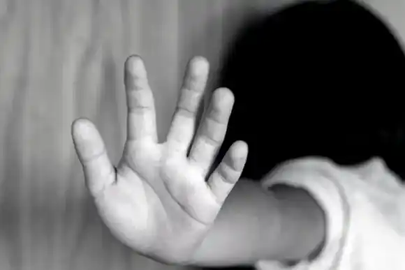 Seis años de prisión para un abuelo por manosear a su nieta de 10 años: "sentía que gusanos le comían las piernas"