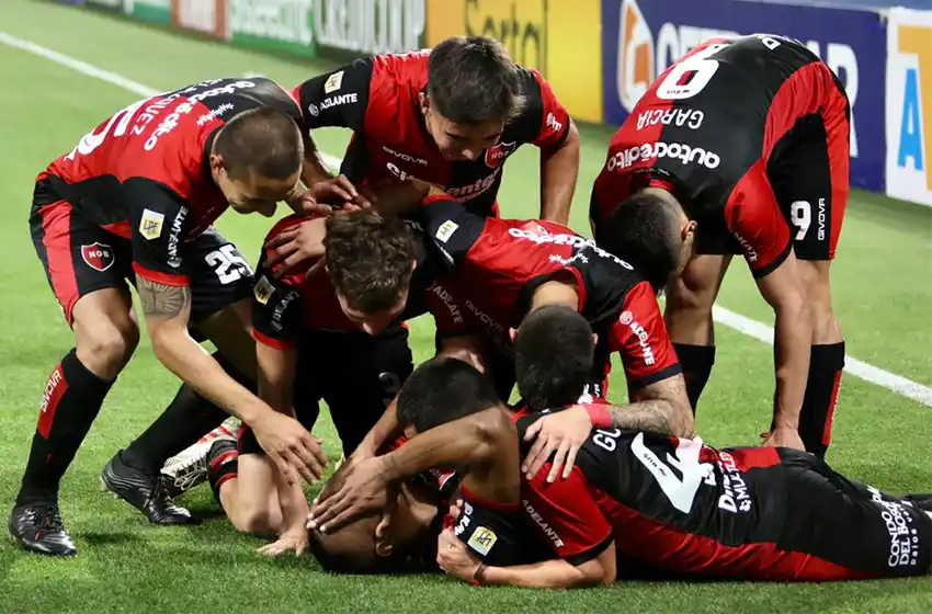 Newells goleó y quedó a un paso de asegurarse un lugar en Sudamericana
