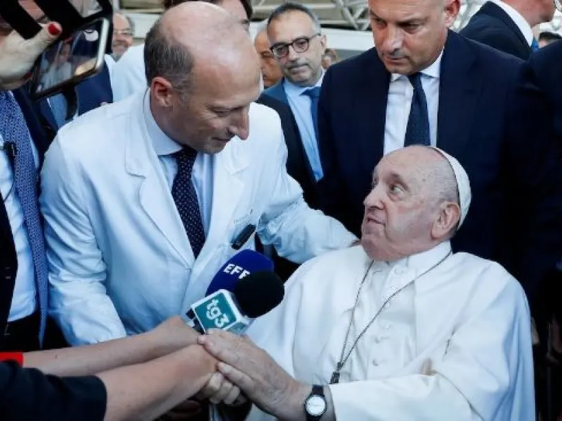 El médico del Papa describió sus últimos minutos: “Tenía los ojos abiertos pero no respondía, no había nada que hacer”